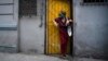 Una mujer espera su turno para entrar a una tienda en La Habana. (AP/Ramon Espinosa)
