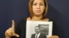 Nelva Ismarays Ortega Tamayo sostiene una foto de su esposo, el líder de UNPACU José Daniel Ferrer, detenido tras las protestas del 11J en Cuba. (Archivo/Facebook)