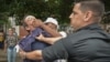 El periodista independiente Lázaro Yuri Valle apresado en La Habana, el 10 de diciembre de 2015 en un acto por el Día de los Derechos Humanos. ADALBERTO ROQUE / AFP
