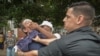 El periodista independiente Lázaro Yuri Valle, nieto del fundador del Partido Comunista de Cuba, Blas Roca, sometido por las autoridades en plena vía pública de La Habana.