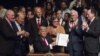 El presidente estadounidense, Donald J. Trump, firma el memorando presidencial sobre la política con Cuba tras finalizar su discurso en el teatro Manuel Artime de la Pequeña Habana, en Miami.