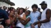 Agentes de civil reprimen a Ileana Hernández, periodista independiente y activista de la sociedad civil cubana.