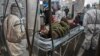 Personal médico atiende a un paciente en el hospital Wuhan Red Cross, en Wuhan, el 25 de enero del 2020.