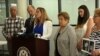 Conferencia de prensa de legisladores demócratas sobre la reunificación familiar de cubanos.