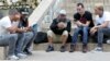 Varias personas conectadas a internet con sus dispositivos móviles en La Habana.
