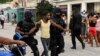 La policía antidisturbios recorre las calles luego de una manifestación contra el gobierno de Miguel Díaz-Canel en el municipio de Arroyo Naranjo, La Habana el 12 de julio de 2021. (Yamil Lage / AFP).