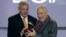 Paquito D'Rivera (der) compite en dos categorías en esta edición de los Latin Grammy. En la foto, recibe el Premio a la Excelencia en la 23a entrega del Latin Grammy, en noviembre de 2022, en Las Vegas. (Foto AP/John Locher)