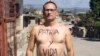 El líder de UNPACU, José Daniel Ferrer, se pinta el cuerpo con el cartel "Patria y Vida". (Foto: Twitter)