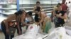 Mujeres compran pollo en un supermercado en La Habana. (REUTERS/Sarah Marsh).