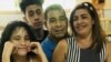 El pastor Lorenzo Rosales junto a su esposa e hijos. (Foto: Facebook)
