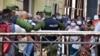 Policías controlando la población en una cola para conseguir alimentos