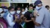 Un policía organiza una de las colas en La Habana. REUTERS/Alexandre Meneghini