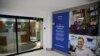 El logo de Chevron en la oficina de la empresa estadounidense en Caracas. (REUTERS/Carlos Garcia Rawlins/File)