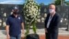 Ofrenda floral a los mártires cubanos al finalizar la Caravana Anticomunista, en la ciudad de Miami.