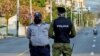 Oficiales de policía vigilan la entrada a un barrio del Vedado, en La Habana, cerrado por el coronavirus.