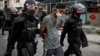 La policía antidisturbios recorre las calles luego de una manifestación contra el gobierno de Miguel Díaz-Canel en el municipio de Arroyo Naranjo, La Habana el 12 de julio de 2021.