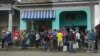 Una cola para comprar comida expone a los cubanos al contagio. (Yamil Lage / AFP).