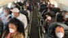 Personas en un vuelo de Caracas a La Habana se protegen con máscaras por temor al contagio con el coronavirus. REUTERS/Carlos Jasso