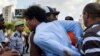 La policía arresta al periodista Boris González Arenas durante una marcha por los derechos de la comunidad LGBTIQ+ en La Habana, en mayo de 2019. (Archivo/Yamil Lage/AFP)