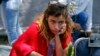 Una niña venezolana arriba a Ecuador con su familia.