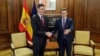 El primer ministro de España, Pedro Sánchez, y el líder de la oposición, Alberto Núñez Feijóo, se dan la mano durante una reunión en el Congreso en Madrid, el 22 de diciembre de 2023. (Foto de OSCAR DEL POZO / AFP)