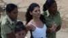 Dama de Blanco Saily Navarro (centro) conducida por miembros de la policía política cubana