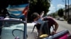 Cuentapropista desinfecta su carro en La Habana ante el coronavirus
