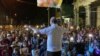 El comediante Andy Vázquez en su personaje de Facundo, durante una presentación pública en el barrio habanero de Luyanó el miércoles 20 de noviembre. (Imagen sacada del video en su página de Facebook “Facundo Vivir del Cuento”).