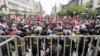 Concentración de personas ante el Congreso de Perú después de que el presidente Pedro Castillo dijera que disolverá el Congreso en Lima.