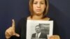 Nelva Ismarays Ortega Tamayo sostiene una foto de su esposo, el líder de UNPACU José Daniel Ferrer, detenido tras las protestas del 11J en Cuba.