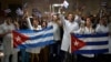 Doctores cubanos en noviembre del 2019, esperando el regreso de médicos que trabajaron en Bolivia (Yamil Lage / AFP).