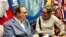 Carlos Alberto Montaner firma sus memorias a una exiliada cubana en el Instituto Interamericano por la Democracia. (Archivo)