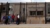 Peloteros cubanos tramitan la visa de EEUU en la Embajada de este país en La Habana.