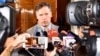 El subsecretario de Estado de Estados Unidos, Christopher Landau, responde preguntas de la prensa. (@DeputySecState/X)