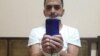 Héctor Valdés Cocho se toma una foto amordazado y con las manos atadas. (Facebook)