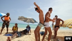 Un grupo de personas gays en la playa Mi Cayito, en La Habana (Cuba).