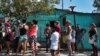 Una cola para comprar alimentos en La Habana. (AFP/Yamil Lage).