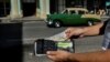 Un hombre muestra su cartera con dólares estadounidenses
