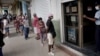 Cubanos esperan para entrar a una tienda MLC en La Habana.