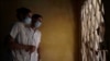 Estudiantes de Medicina visitan las casas durante la pandemia de COVID-19. REUTERS/Alexandre Meneghini
