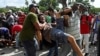 El joven Leonardo Romero Negrín siendo detenido por las protestas del 11J.