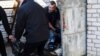 Ucranianos trasladan un cadáver tras uno de los bombardeos a Mykolaiv el 16 de marzo. (Reuters/Nacho Doce).