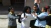 Berta Soler es detenida frente a la sede de las Damas de Blanco, en Lawton, La Habana. (Foto Archivo: Facebook)