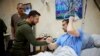 El presidente Volodymyr Zelensky estrecha la mano de un soldado herido durante su visita a un hospital en Kiev, Ucrania. (Oficina Presidencial Ucraniana de Prensa, vía AP)