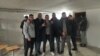 Cubanos detenidos en el puesto de estancia temporal para extranjeros de Nikoláyev.