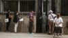 Cubanos hacen fila frente a la Embajada de EEUU en La Habana, el 2 de marzo de 2022. (YAMIL LAGE / AFP).