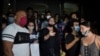 La artista cubana Tania Bruguera entre los manifestantes ante el MINCULT, en La Habana, el 27 de noviembre 2020. (Yamil Lage/AFP).