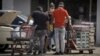 Cubanos compran con dólares en tiendas de La Habana.