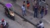 Policías ante una cola en Centro Habana