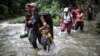 Migrantes atraviesan la peligrosa selva del Darién, en mayo de 2023. (AP/Ivan Valencia/Archivo)